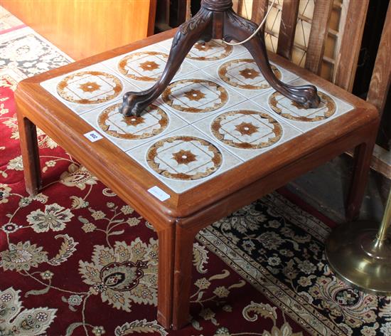 Tile top coffee table(-)